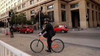 Kepala negara Chile termuda tersebut menggunakan sepeda sebagai alat transportasi menuju Istana Kepresidenan. Hal serupa ia lakukan saat meninggalkan istana.