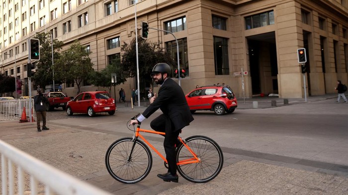 Potret Presiden Chile Gabriel Boric Naik Sepeda ke Kantor Chile's President Gabriel Boric rides a bicycle while arriving to La Moneda Presidential Palace in Santiago, Chile, November 4, 2022. REUTERS/Ivan Alvarado