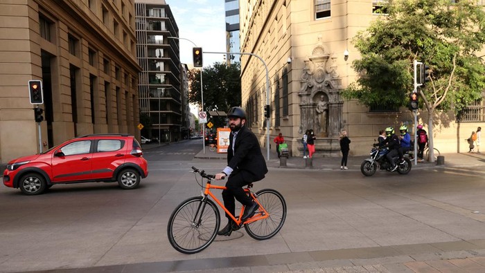 Potret Presiden Chile Gabriel Boric Naik Sepeda ke Kantor Chile's President Gabriel Boric rides a bicycle while arriving to La Moneda Presidential Palace in Santiago, Chile, November 4, 2022. REUTERS/Ivan Alvarado