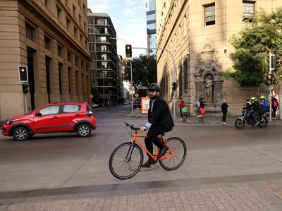 Potret Presiden Chile Gabriel Boric Naik Sepeda ke Kantor