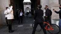 Gabriel Boric disambut saat sampai di Istana Kepresidenan La Moneda di Santiago, Chile.