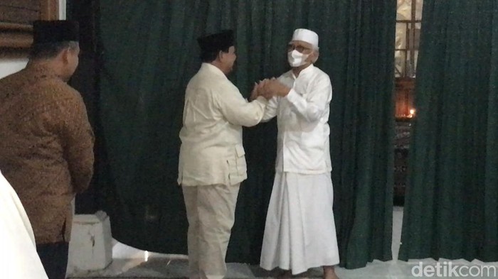 Prabowo Subianto mengunjungi kediaman Gus Mus, Minggu (6/11/2022).