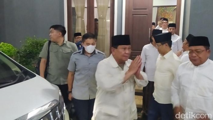 Prabowo Subianto saat berkunjung ke Ponpes API Tegalrejo Magelang pada Sabtu (5/11/2022).