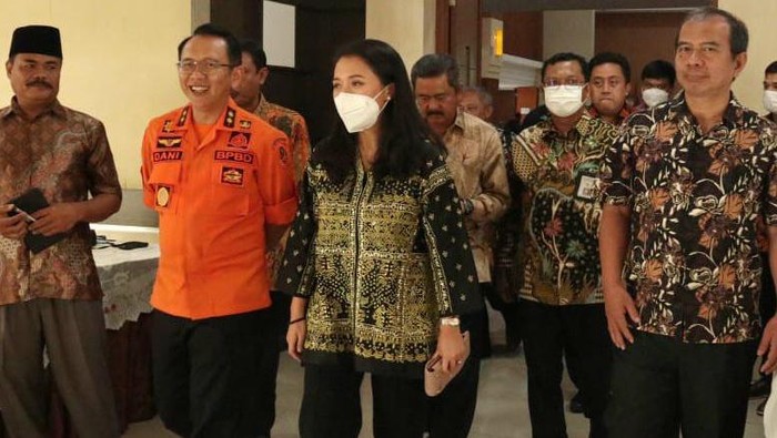 Anggota Komisi XI DPR RI Fraksi Partai Golkar Puteri Komarudin mengingatkan kepala desa untuk berhati-hati dan transparan dalam mengelola Dana Desa.