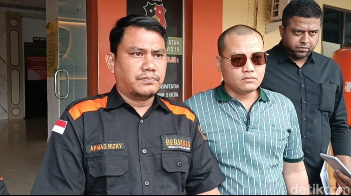 Sekretaris Berkibar, Ahmad Rizki Ansyari usai membuat laporan di Polrestabes Medan. (Goklas/detikSumut)