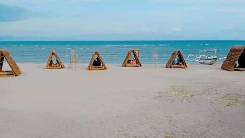 Rumah mini di Pantai Sepolong, Desa Labuan Haji, Lombok Timur, NTB.