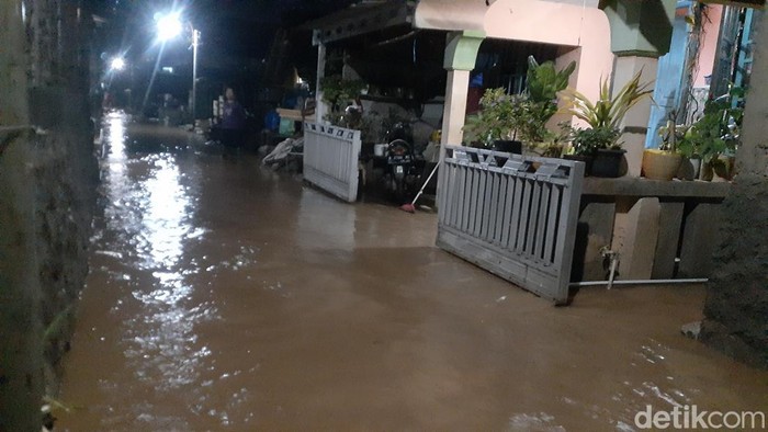 Rumah warga yang kebanjiran di Mangkang Wetan, Semarang, Minggu (6/11/2022) malam.