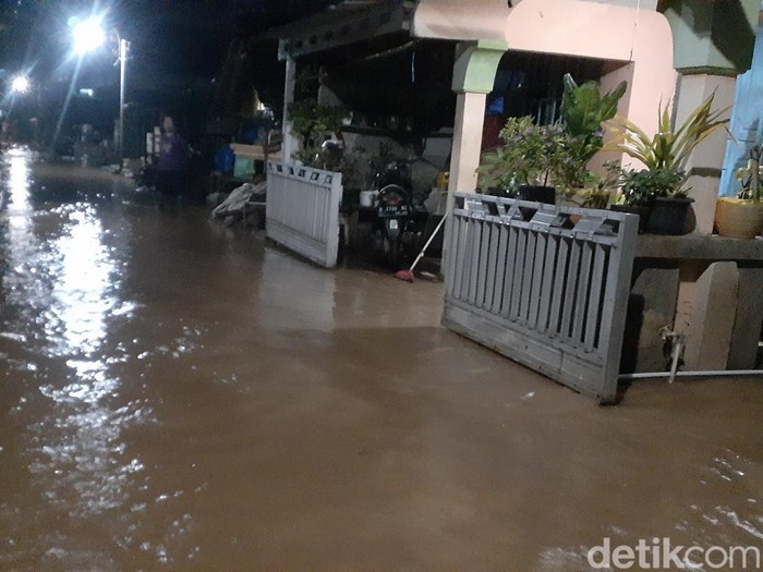 Rumah warga yang kebanjiran di Mangkang Wetan, Semarang, Minggu (6/11/2022) malam.