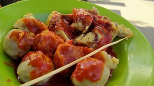 Salome cilok asal Dompu, NTB, yang dijual Mas Imam di depan SMAN 2 Dompu.