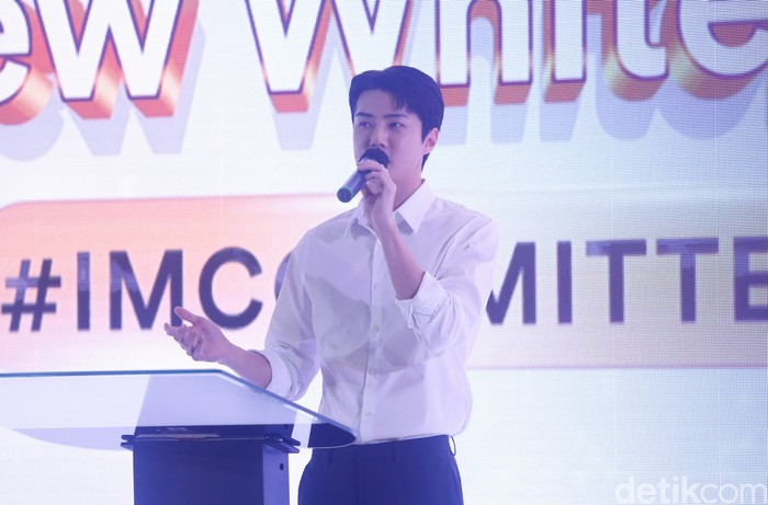 Sehun EXO di meet and greet brand kosmetik.