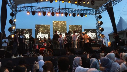 Panggung Senggigi Sunset Jazz di tepi Pantai Kerandangan, Kecamatan Batulayar, Kabupaten Lombok Barat, NTB, Minggu (6/11/2022).