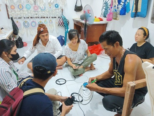 Serunya wisata healing di Legian, pelatihan membuat makrame dari bahan benang bekas. Foto: Triwidiyanti