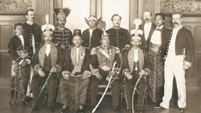 Suku Kutai dan Kerajaan Kutai di Kalimantan Timur.
