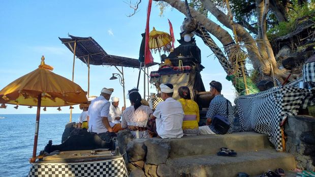 Tak hanya itu, pura yang berada di pesisir pantai Desa Pacung, Kecamatan Tejakula, Kabupaten Buleleng, Bali ini, memiliki sejumlah keunikan, salah satunya terdapat 5 sumber mata air yang sering digunakan sebagai tempat melukat (penyucian diri) dan nunas tamba. Foto: Made Wijaya Kusuma
