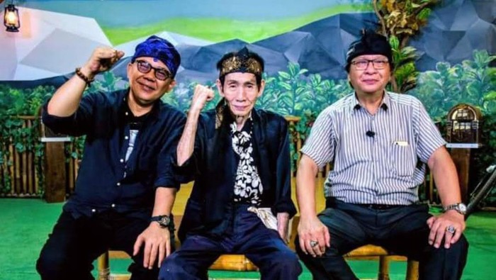 Tan Deseng (tengah) berfoto dengan Boy Worang (kanan).