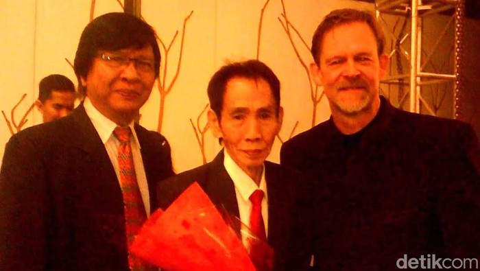 Tan Deseng (tengah) berfoto dengan Boy Worang (kiri).