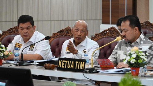 Anggota Komisi III DPR RI dari Fraksi PDIP Dapil Bali I Wayan Sudirta (tengah).