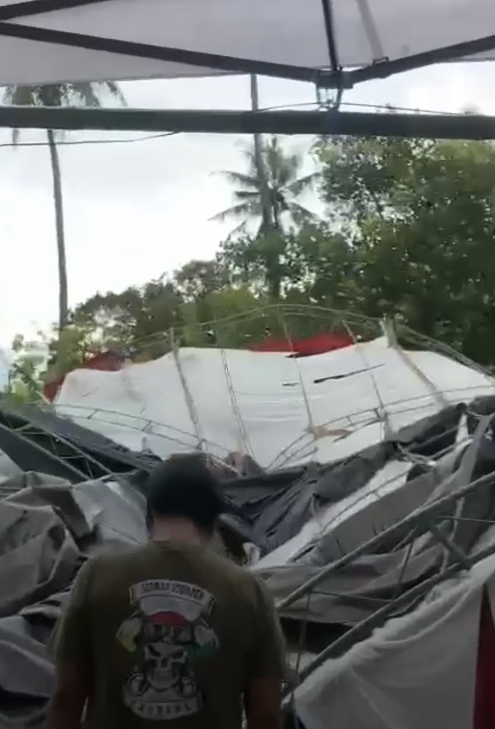 Tenda pengantin di Sidrap, Sulsel roboh diterjang angin puting beliung.
