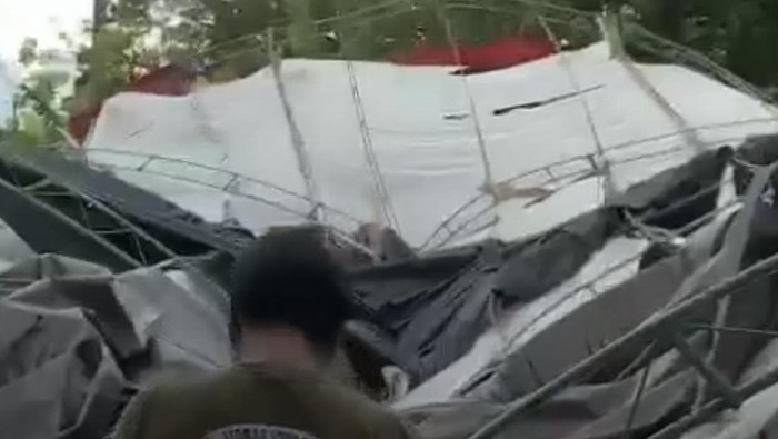 Tenda pengantin di Sidrap, Sulsel roboh diterjang angin puting beliung.