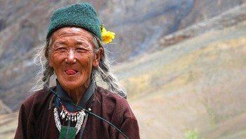 Negara tersebut memiliki keunikan yang menurut negara kita terkesan seperti mengejek. Orang Tibet memberikan salam kepada seseorang baru pertama kali berjumpa dan kepada teman yang sudah lama tidak bertemu dengan cara menjulurkan lidah. (Foto: inspiratorfreak.com)