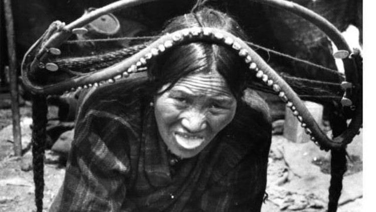 Bagi banyak orang, penyampaian salam orang Tibet ini dianggap tidak sopan. Orang Tibet memberikan memberikan salam dengan cara menjulurkan lidahnya kepada orang lain.