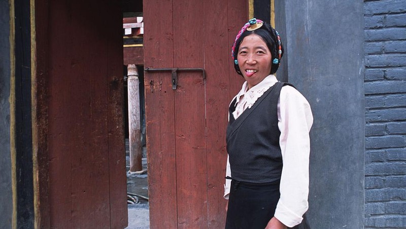 Bagi banyak orang, penyampaian salam orang Tibet ini dianggap tidak sopan. Orang Tibet memberikan memberikan salam dengan cara menjulurkan lidahnya kepada orang lain.