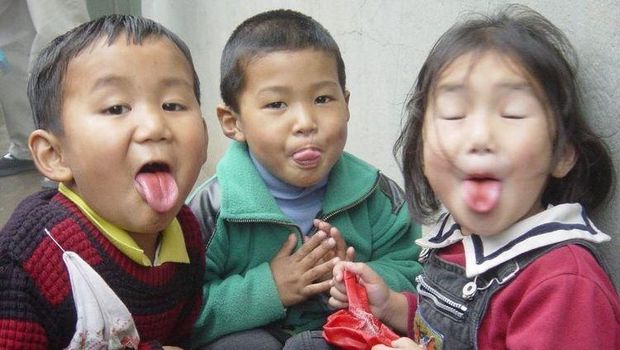 Bagi banyak orang, penyampaian salam orang Tibet ini dianggap tidak sopan. Orang Tibet memberikan memberikan salam dengan cara menjulurkan lidahnya kepada orang lain.