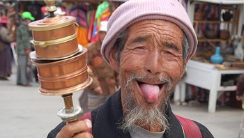 Tradisi ini berawal dari seorang raja kejam bernama Lang Darma yang memiliki lidah hitam. Setelah raja tersebut meninggal, masyarakat Tibet percaya bahwa raja kejam akan bereinkarnasi. (Foto: Commonplacefacts)