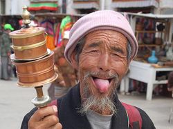 Terkesan Meledek, Begini Tradisi Warga Tibet Menyapa Orang