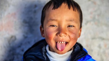 Dari kisah tersebut, masyarakat Tibet memastikan bahwa orang yang berkunjung ke negaranya bukan orang jahat. Sehingga, mereka memulai perkenalan dan memberikan sapaan dengan cara menjulurkan lidah. (Foto: homeexhange.com)