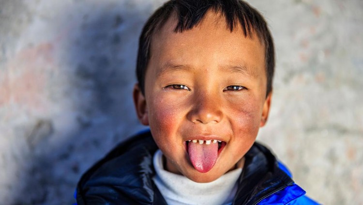 Bagi banyak orang, penyampaian salam orang Tibet ini dianggap tidak sopan. Orang Tibet memberikan salam dengan cara menjulurkan lidahnya kepada orang lain.