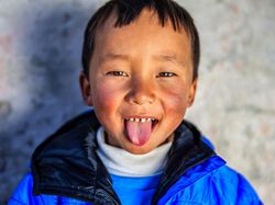 Terkesan Meledek, Begini Tradisi Warga Tibet Menyapa Orang