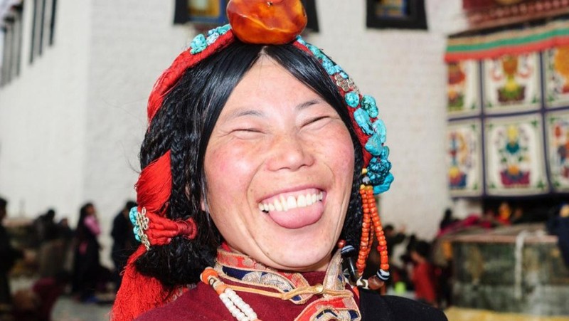 Bagi banyak orang, penyampaian salam orang Tibet ini dianggap tidak sopan. Orang Tibet memberikan memberikan salam dengan cara menjulurkan lidahnya kepada orang lain.