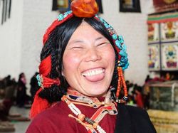 Terkesan Meledek, Begini Tradisi Warga Tibet Menyapa Orang