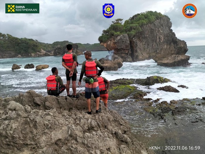 Tim SAR Satlinmas Wilayah I Gunungkidul melakukan pencarian terhadap korban laka laut di Pantai Jungwok, Gunungkidul, Minggu (6/11/2022).