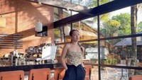 Valerie dikenal kerap berpenampilan seksi. Salah satunya saat pose di kafe aesthetic ini, ia membuat keterangan bertuliskan, Caramel Macchiato, menandakan dirinya suka kopi. Foto: Instagram @valeriedewiofficial