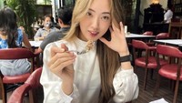 Selain seksi, Valerie juga kerap berpose anggun. Momennya di kafe ini tampak cantik sambil menikmati banana cake dengan es krim vanilla. Foto: Instagram @valeriedewiofficial