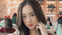 Hobi nongkrong di kafe dan restoran, ini gaya cantik Valerie Dewi saat menikmati segelas mocktail segar. Foto: Instagram @valeriedewiofficial
