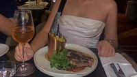 Victoria Dharmamulya sendiri dikenal dengan gaya hidupnya yang mewah. Itu terlihat dari momen makan steak di ATLAS yang ada di Singapura. Foto: Instagram Victoria Dharmamulya