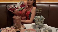 Saat berulang tahun yang ke-15 tahun, Victoria Dharmamulya diberi kejutan mewah. Ada banyak kue ulang tahun dengan berbagai desain, salah satunya desain uang dolar. Foto: Instagram Victoria Dharmamulya