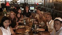 Sebagai asisten pribadi Hotman Paris, Victoria Dharmamulya juga sering makan bersama dengan Hotman Paris seperti pada momen ini. Foto: Instagram Victoria Dharmamulya