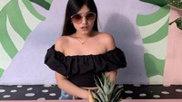 Bahkan Victoria Dharmamulya juga sering diajak saat makan bersama dengan keluarga Hotman Paris. Ini momennya saat nongkrong di kafe di Bali. Foto: Instagram Victoria Dharmamulya