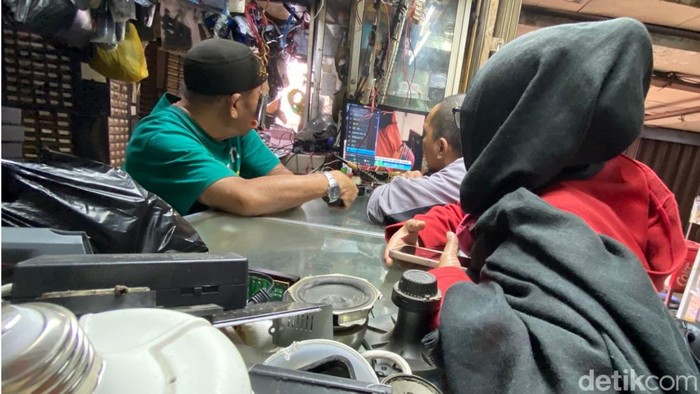 Warga membeli set top box di Jaya Plaza Bandung.