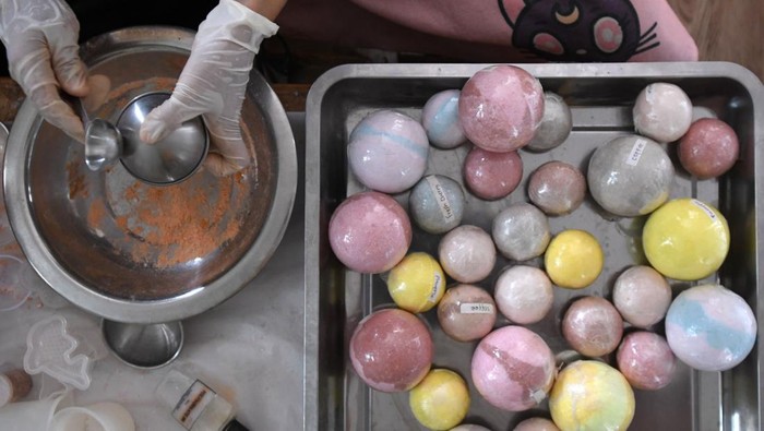Warna-warni Kerajinan Sabun Mandi 'Bath Bomb' Pengrajin memproduksi kerajinan 'bath bomb' di industri rumahan Bath Rituals, Taman Cimanggu, Tanah Sareal, Kota Bogor, Jawa Barat, Sabtu (5/11/2022). 'Bath Bomb' yang merupakan pelengkap mandi untuk perawatan kulit tersebut dipasarkan ke sejumlah daerah di Indonesia melalui media daring seharga Rp35.000-Rp80.000 per unit. ANTARA FOTO/Aditya Pradana Putra/YU