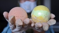Penampakan bath bomb yang siap dijual. Bath bom nantinya dipasarkan ke sejumlah daerah di Indonesia melalui media daring seharga Rp35.000-Rp80.000 per unit.