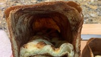 Membuat roti sendiri memang cukup rumit. Kalau salah mengadon, bisa-bisa bagian roti luar bagus namun dalamnya kopong seperti yang terjadi pada roti ini. Foto: boredpanda.com