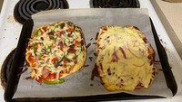 Bentuknya sudah tidak beraturan nih. Sayang sekali, sepertinya adonan pizza yang dibuat oleh netizen ini gagal. Foto: boredpanda.com