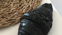 Seorang netizen ingin memanggang croissantnya hingga renyah. Namun karena terlalu lama, croissant itu sampai gosong. Foto: boredpanda.com