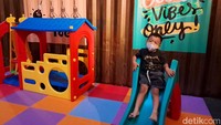 Di salah satu sisi atau pojokan ruangan hotel ini juga terdapat area playground yang terbuka dan dapat diakses oleh siapapun yang melintas. Tentunya aman dan nyaman untuk anak-anak.