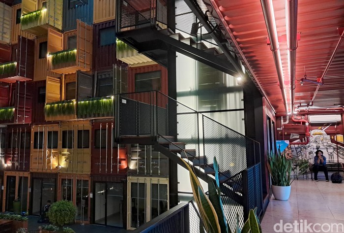 Qubika menjadi salah satu hotel unik dan nyentrik yang terletak di kawasan Gading Serpong. Hotel ini memiliki desain berbentuk seperti tumpukan kontainer berwarna warni yang sangat ciamik dan Instagramable.